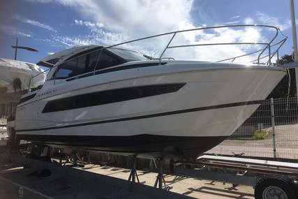 Jeanneau Leader 33 for sale in France for €220,000 (£189,698)