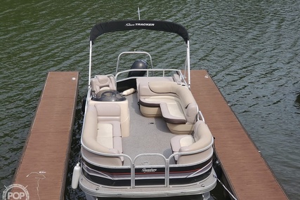 Tracker 22 DLX Signature series for sale in United States of America for $31,500 (£24,942) Tracker 22 DLX Signature series for sale in United States of America for $31,500 (£24,942)