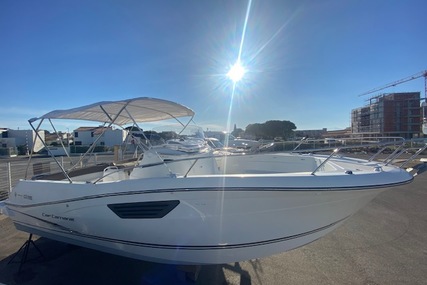 Jeanneau Cap Camarat 8.5 CC for sale in France for €94,900 (£80,081)