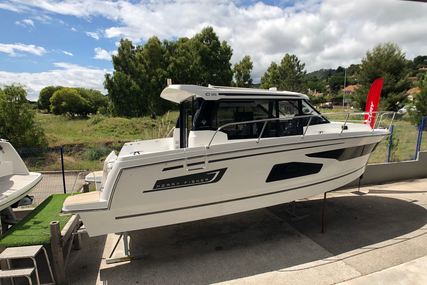Jeanneau Merry Fisher 1095 for sale in France for €335,000 (£284,086)