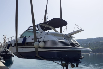 Pershing 39 for sale in Italy for €105,000 (£89,997)