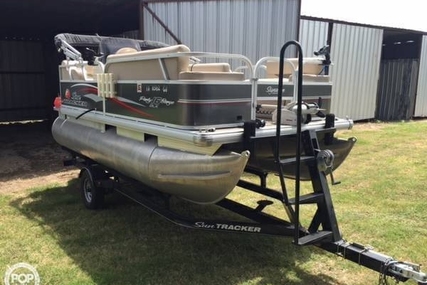 Sun Tracker 16 DLX Party Barge for sale in United States of America for $21,995 (£16,529)