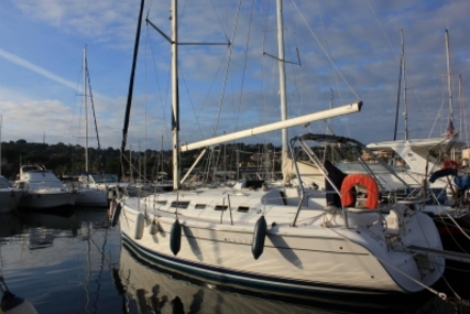 Hunter 38 Legend for sale in France for €129,000 (£116,410)