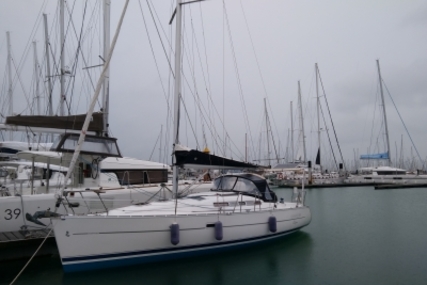 Beneteau Oceanis 323 Clipper Shallow Keel for sale in France for €52,500 (£45,659)
