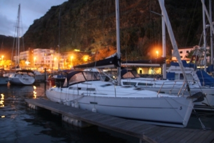 Beneteau Oceanis 323 Clipper for sale in Portugal for €50,000 (£43,799)