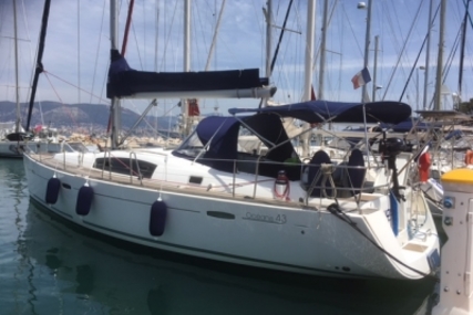 Beneteau Oceanis 43 for sale in France for €107,000 (£93,692)