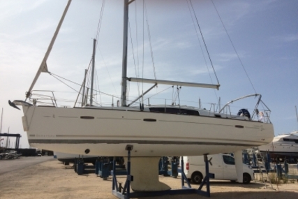 Beneteau Oceanis 40 for sale in France for €108,500 (£94,965)