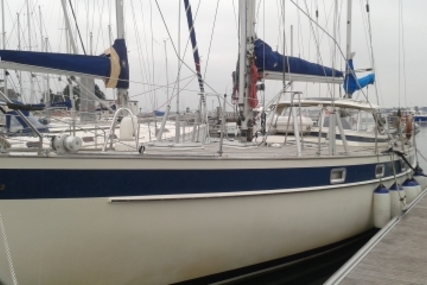 Hallberg-Rassy 42 for sale in France for €128,000 (£112,173)