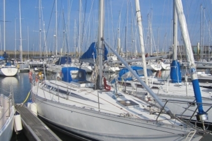 Beneteau First 405 for sale in France for €45,000 (£39,419)