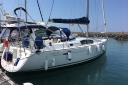 Beneteau Oceanis 43 for sale in France for €115,000 (£100,781)