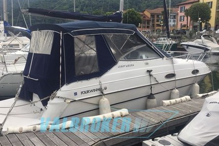 Four Winns 258 for sale in Italy for €25,000 (£22,330)