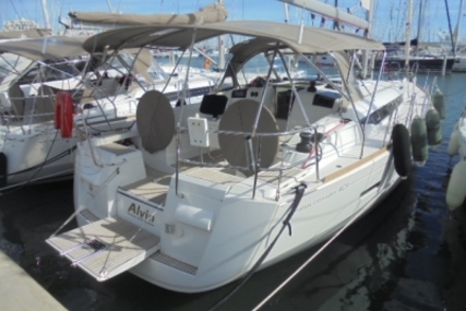 Jeanneau Sun Odyssey 409 for sale in France for €155,000 (£134,577)