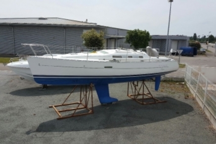 Beneteau Oceanis 323 Clipper for sale in France for €55,000 (£48,194)