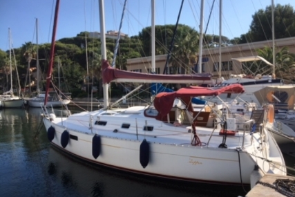 Beneteau Oceanis 321 for sale in France for €36,000 (£31,755)