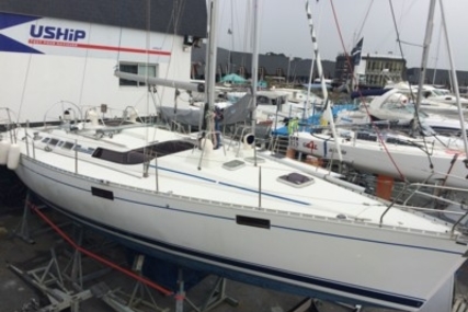 Beneteau Oceanis 390 for sale in France for €39,000 (£34,427)