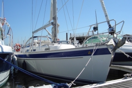 Hallberg-Rassy 37 for sale in France for €180,000 (£155,431)