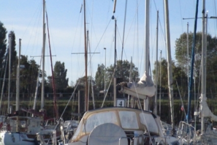 Beneteau Oceanis 37 for sale in France for €85,000 (£76,691)