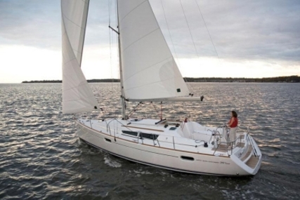 Jeanneau Sun Odyssey 39i for sale in Portugal for €85,000 (£72,829)