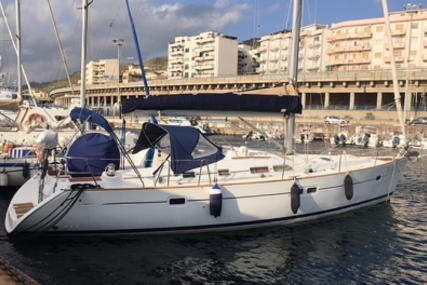 Beneteau Oceanis 423 for sale in Italy for €70,000 (£61,317)