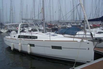 Beneteau Oceanis 38 for sale in France for €129,000 (£111,392)