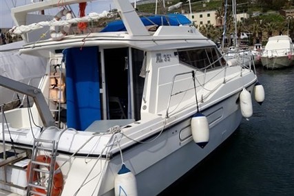Azimut Yachts 35 for sale in Italy for €48,000 (£42,820) Azimut Yachts 35 for sale in Italy for €48,000 (£42,820)