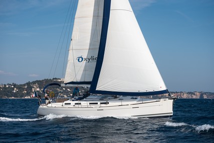 Dufour Yachts 425 Grand Large for sale in France for €124,000 (£104,391) Dufour Yachts 425 Grand Large for sale in France for €124,000 (£104,391)